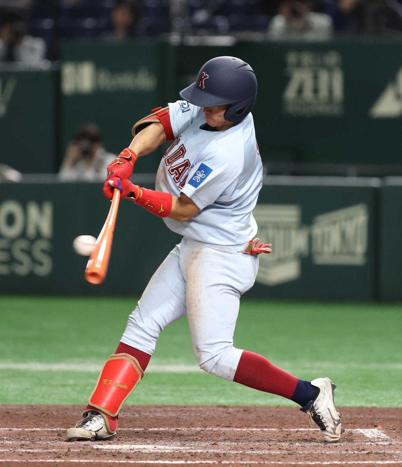 神奈川大対近大　4回裏近大1死一塁、勝田は右前安打を放つ（撮影・柴田隆二）