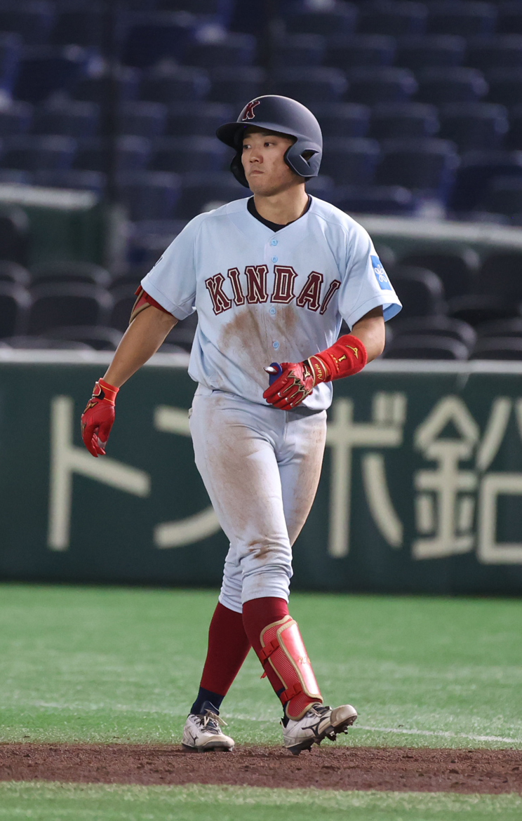 神奈川大対近大　4回裏近大1死一塁、勝田は右前安打を放つ（撮影・柴田隆二）