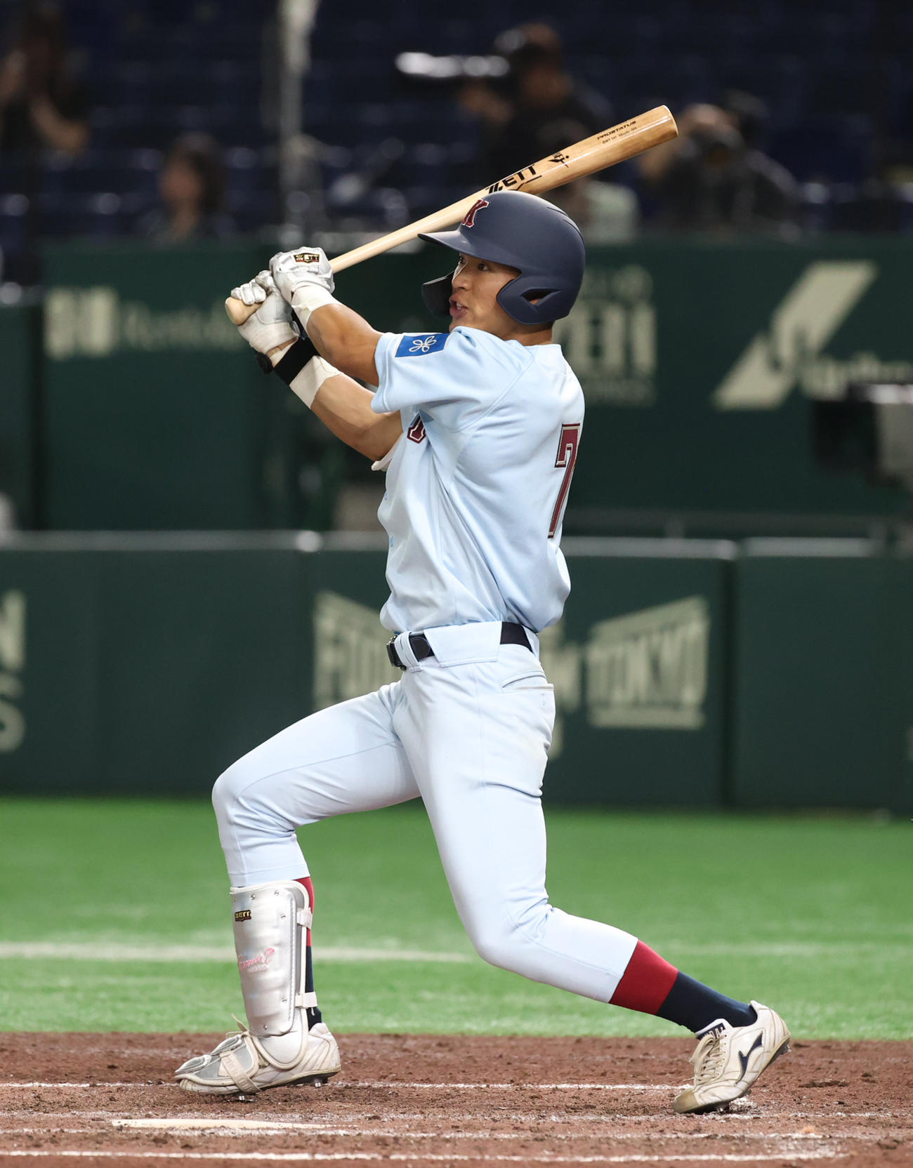 神奈川大対近大　4回裏近大1死一、二塁、野間は左越えに適時二塁打を放つ（撮影・柴田隆二）
