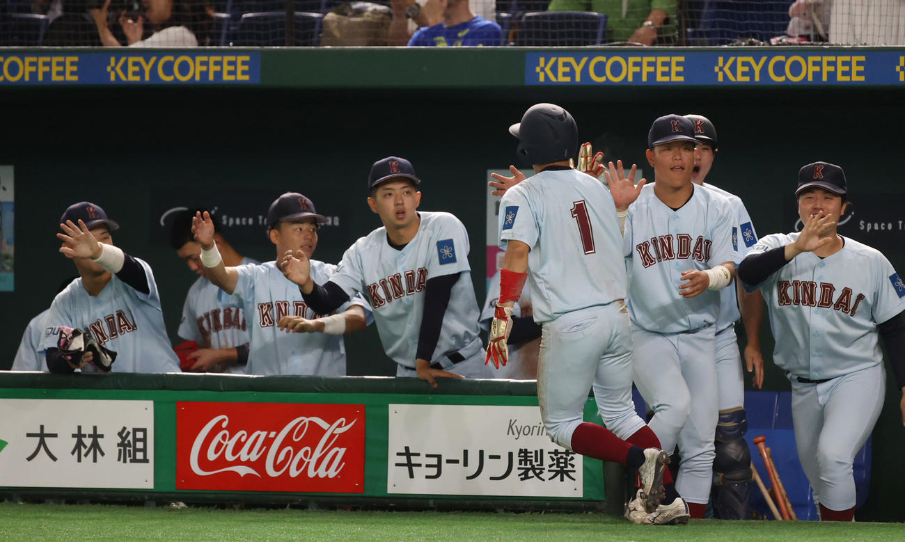神奈川大対近大　4回裏近大1死二、三塁、阪上の打球を二塁手が野選、三塁走者勝田が生還した（撮影・柴田隆二）