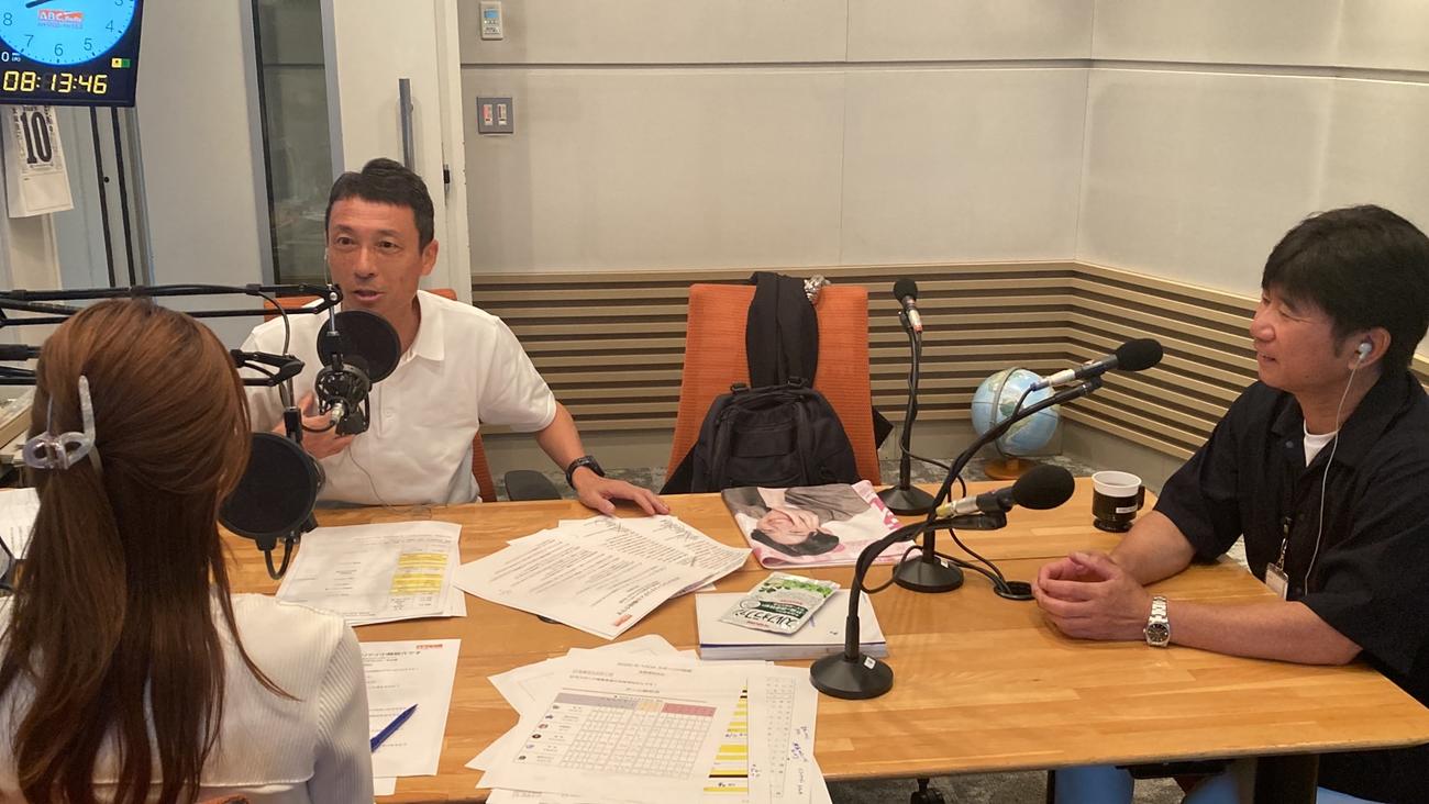 ABCラジオに出演して甲子園の整備について語った阪神園芸・金沢さん（右）