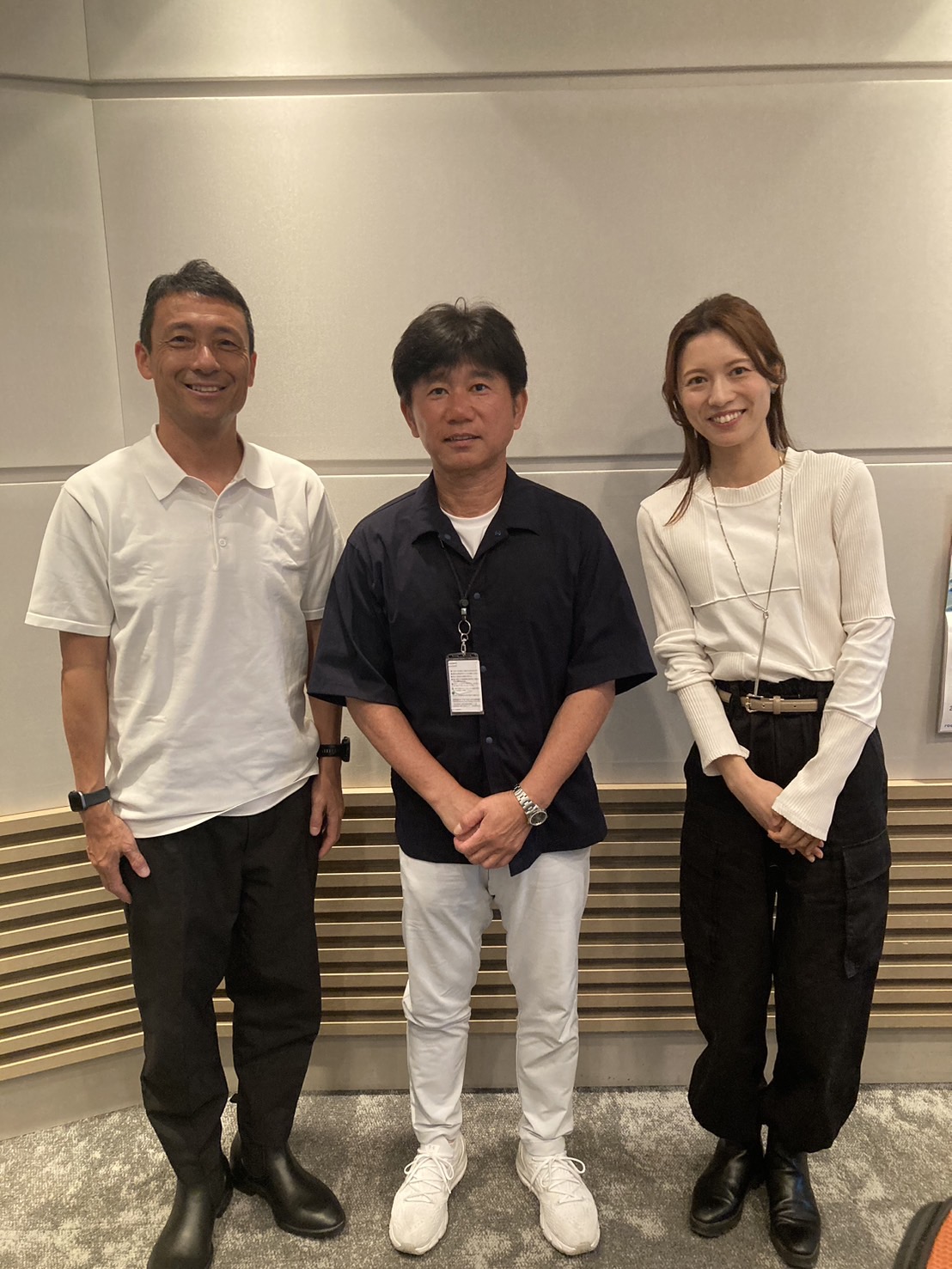 ABCラジオに出演した金沢さん（中央）は小縣アナウンサー、アシスタントの板垣さんと写真に収まった