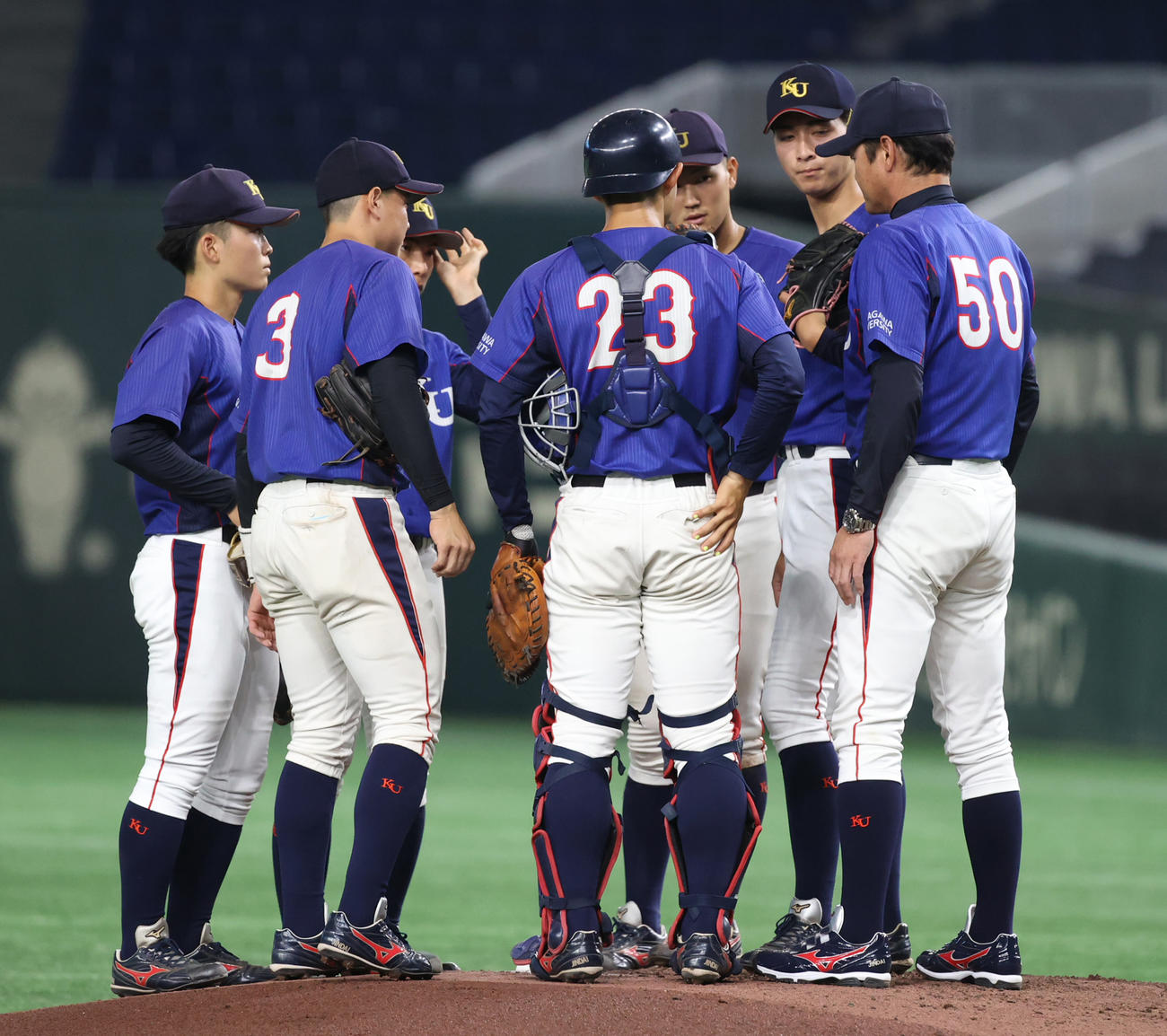 神奈川大対近大　2回のピンチにマウンドに集まる神奈川大ナイン。右端は岸川監督（撮影・柴田隆二）