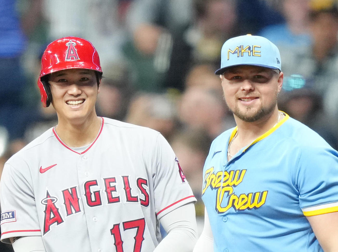 ルーク・ボイトと笑顔で話すエンゼルス時代の大谷翔平（2023年4月28日撮影）