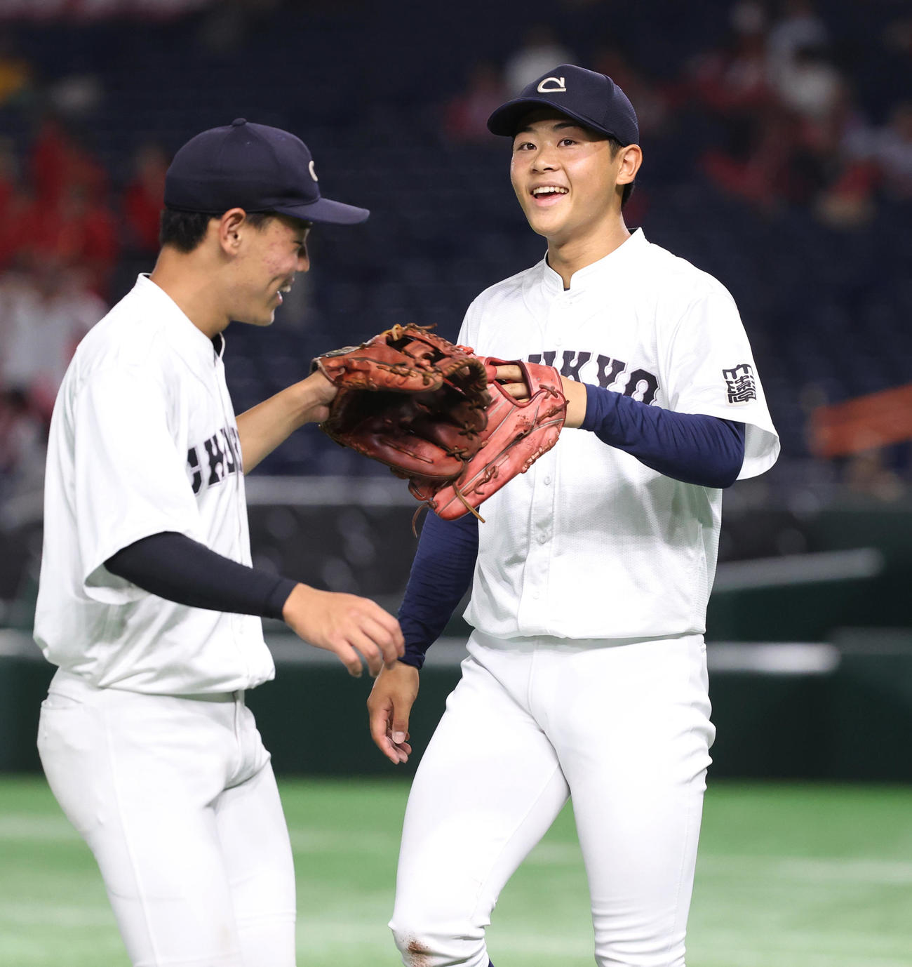 久留米工大対中京大　6回を終えて笑顔を見せる中京大・伊藤（右）（撮影・柴田隆二）