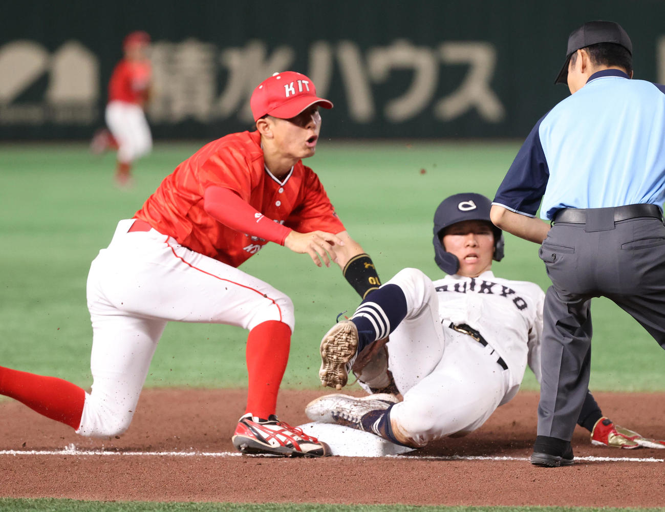 久留米工大対中京大　1回裏中京大1死一、二塁、川瀬の右飛でタッチアップした二塁走者鈴木は三塁を狙うがアウトになる。左は吉田三塁手（撮影・柴田隆二）