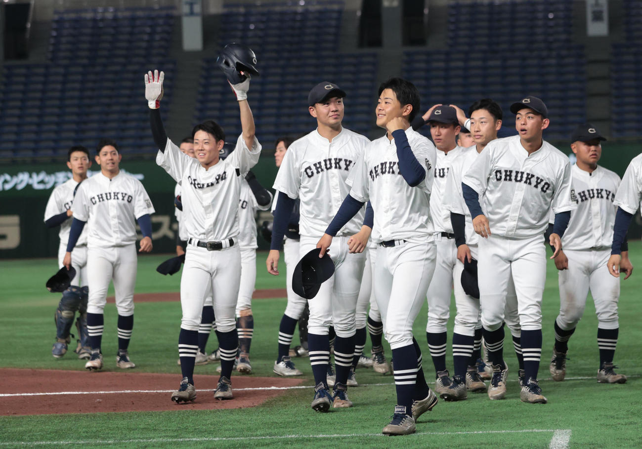 久留米工大対中京大　勝利した中京大ナインはスタンドに手を振る（撮影・柴田隆二）