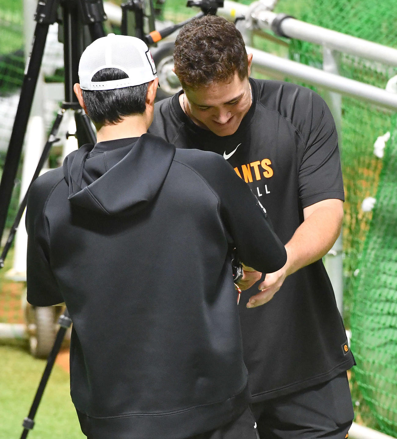 ソフトバンク対巨人　試合前、ソフトバンク小久保監督（左）と握手を交わす巨人リチャード（撮影・岩下翔太）