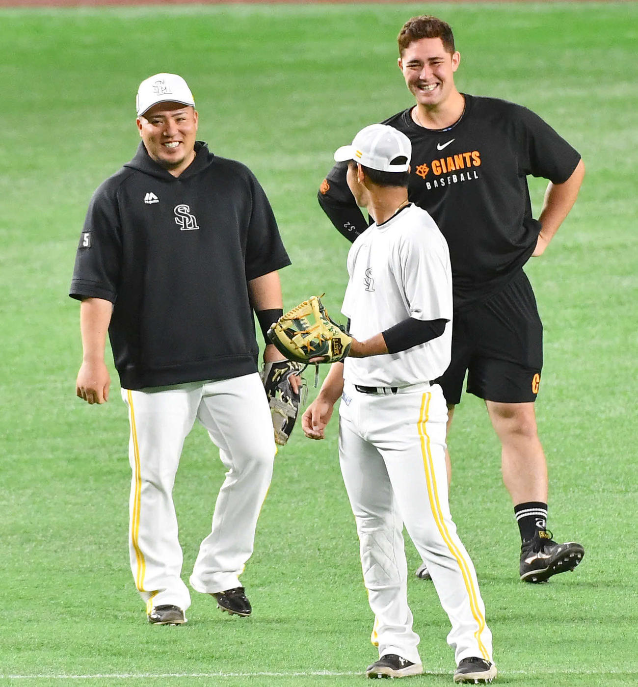 ソフトバンク対巨人　試合前、ソフトバンク山川（左）と談笑する巨人リチャード（撮影・岩下翔太）