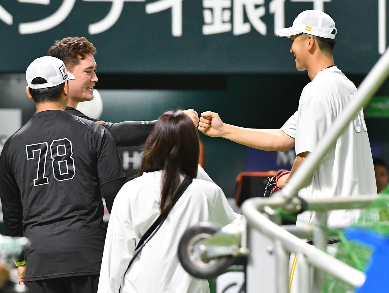 ソフトバンク対巨人　試合前、ソフトバンク秋広（右）とグータッチを交わす巨人リチャード（撮影・岩下翔太）