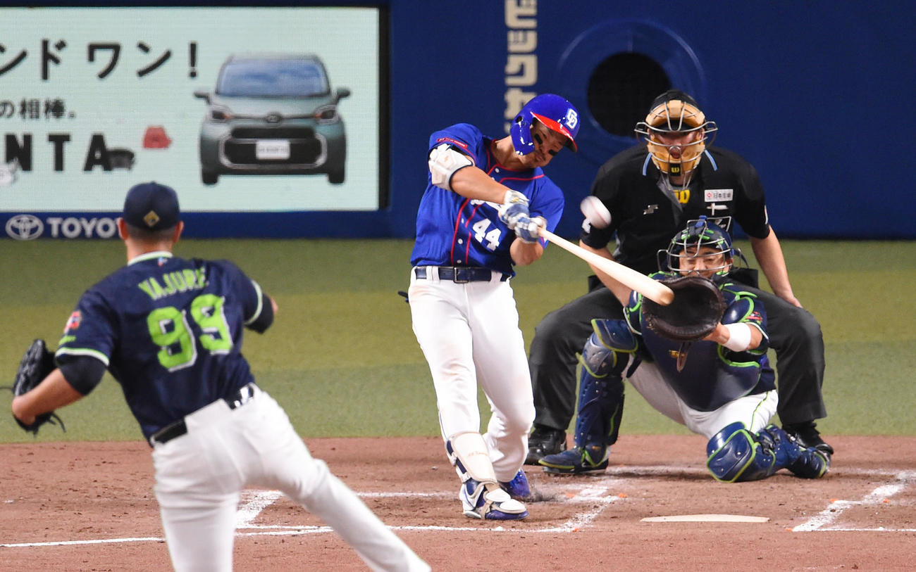右越え3点本塁打を放つ川越。投手ヤフーレ（2024年9月撮影）