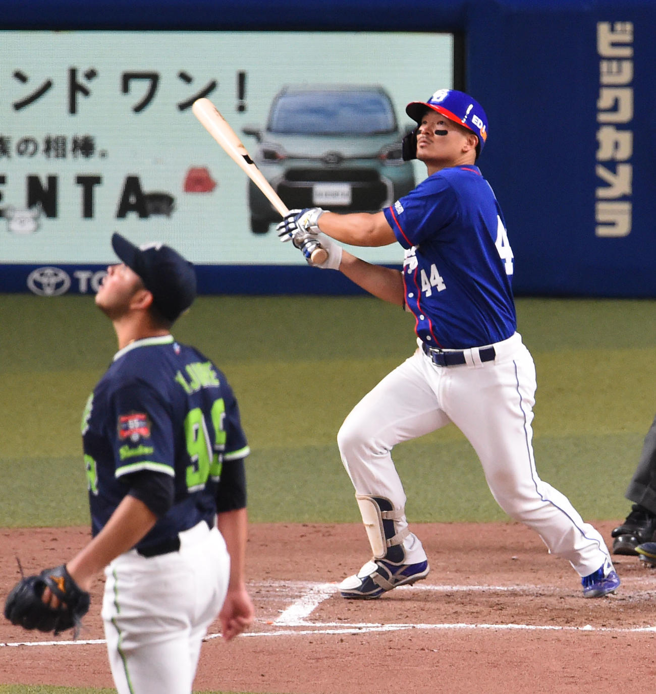 中日対ヤクルト　3回裏中日1死一、二塁、右越え3点本塁打を放つ川越（右）投手はヤフーレ（2024年9月撮影）