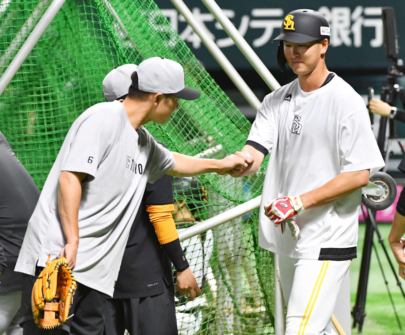 ソフトバンク対巨人　試合前、巨人坂本（左）とグータッチを交わすソフトバンク秋広（撮影・岩下翔太）