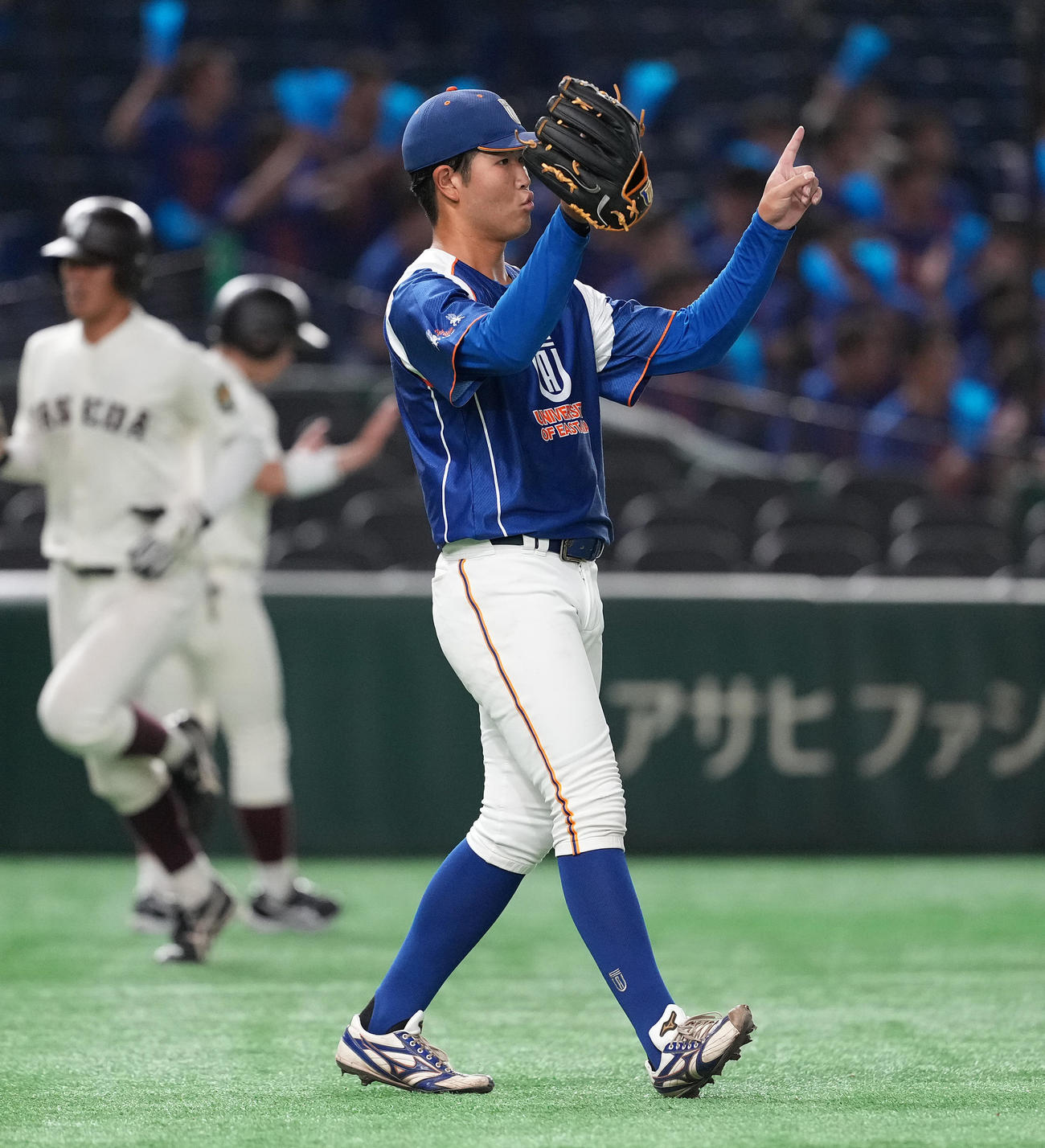 東亜大対早大　2回裏早大2死一、二塁、尾瀬を右飛に仕留め、指を突き上げる藤井（撮影・鈴木みどり）