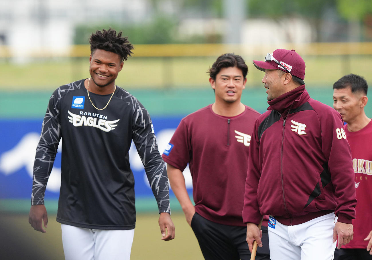 合流した楽天ゴンザレス（左）は三木監督（右）と笑顔で会話を交わす（撮影・足立雅史）