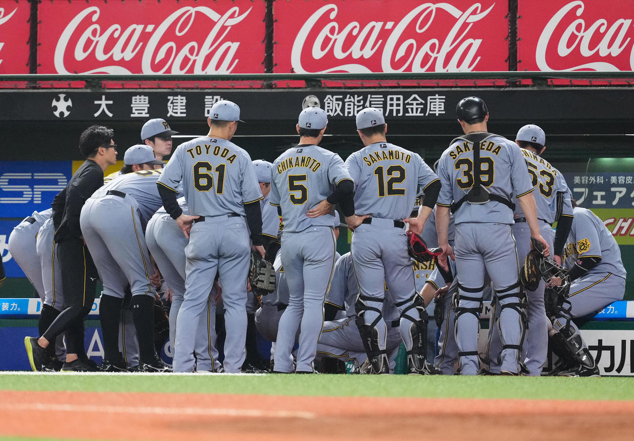 西武対阪神　試合前、円陣を組む阪神の選手たち（撮影・江口和貴）