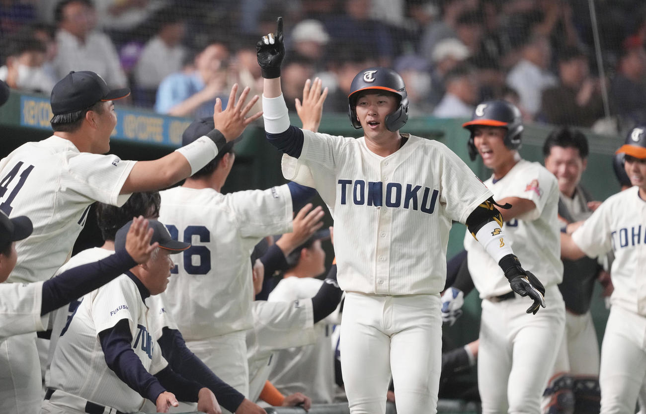東北福祉大対九産大　3回表東北福祉大2死満塁、先制の左越え満塁本塁打を放った垪和（中央）はナインと笑顔でハイタッチ（撮影・鈴木みどり）