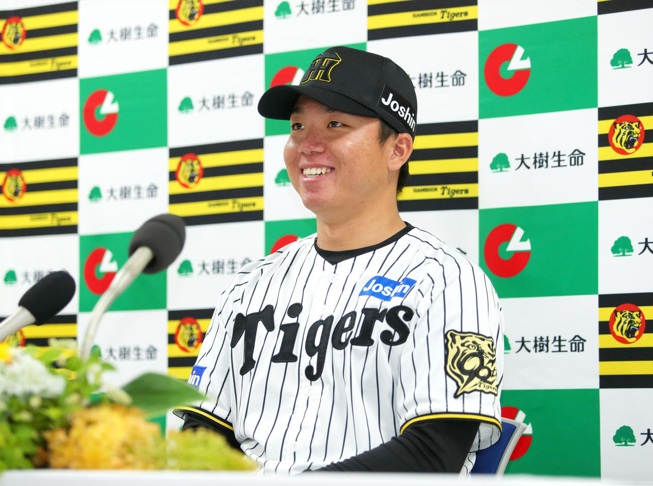 5月度の大樹生命月間MVP賞に選ばれ会見する阪神村上（撮影・上山淳一）