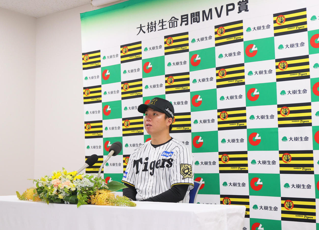 5月度の大樹生命月間MVP賞に選ばれ会見する阪神村上（撮影・上山淳一）