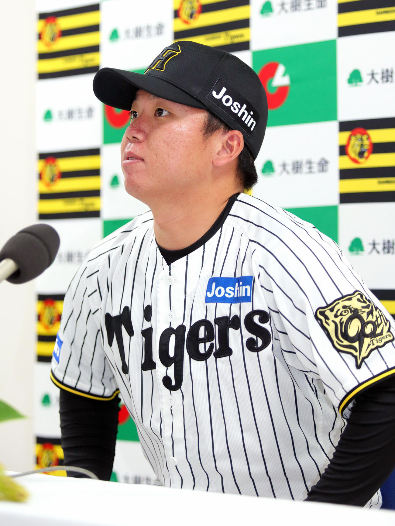 5月度の大樹生命月間MVP賞に選ばれ会見する阪神村上（撮影・上山淳一）