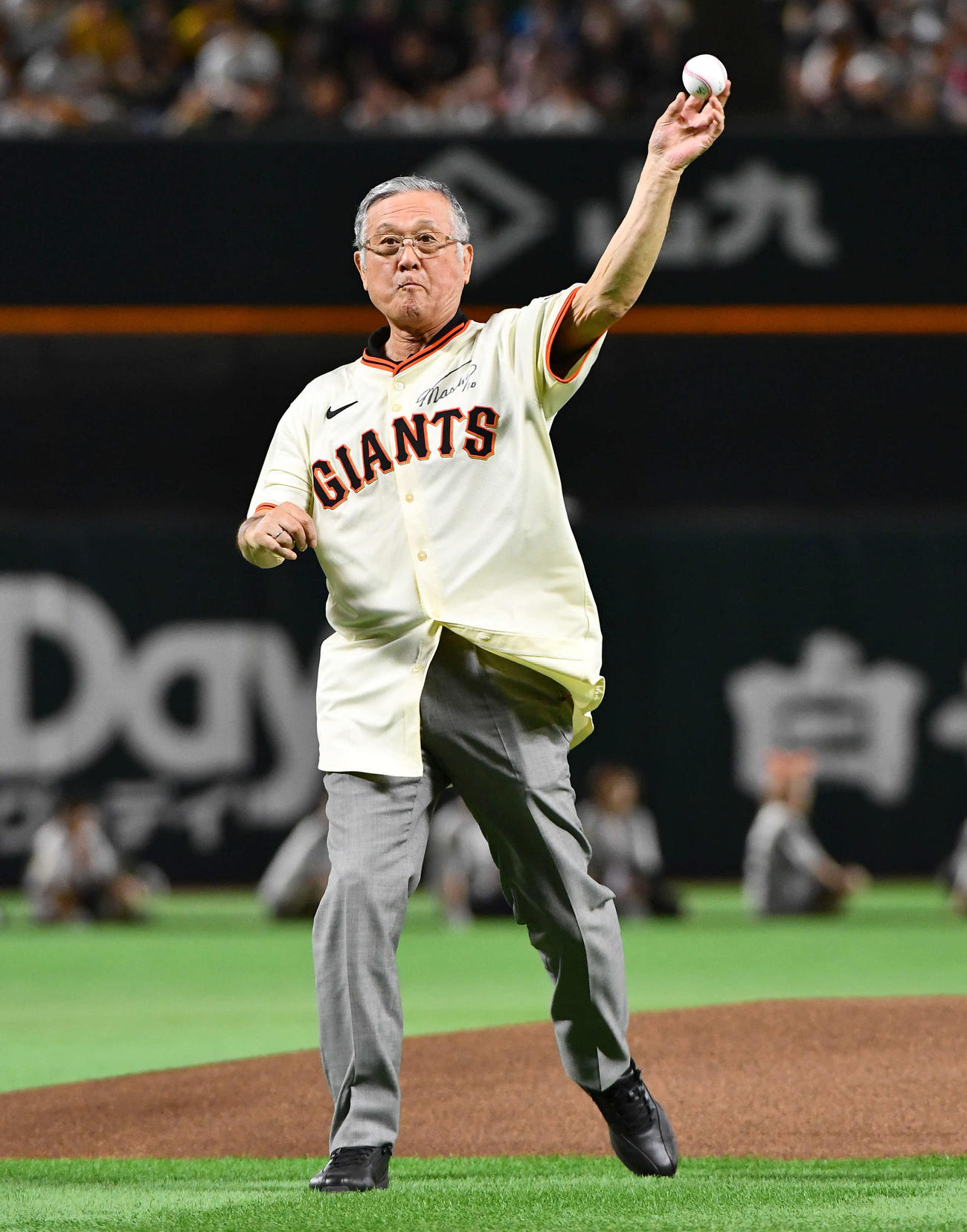ソフトバンク対巨人　セレモニアルピッチを務めた村上雅則氏（撮影・岩下翔太）