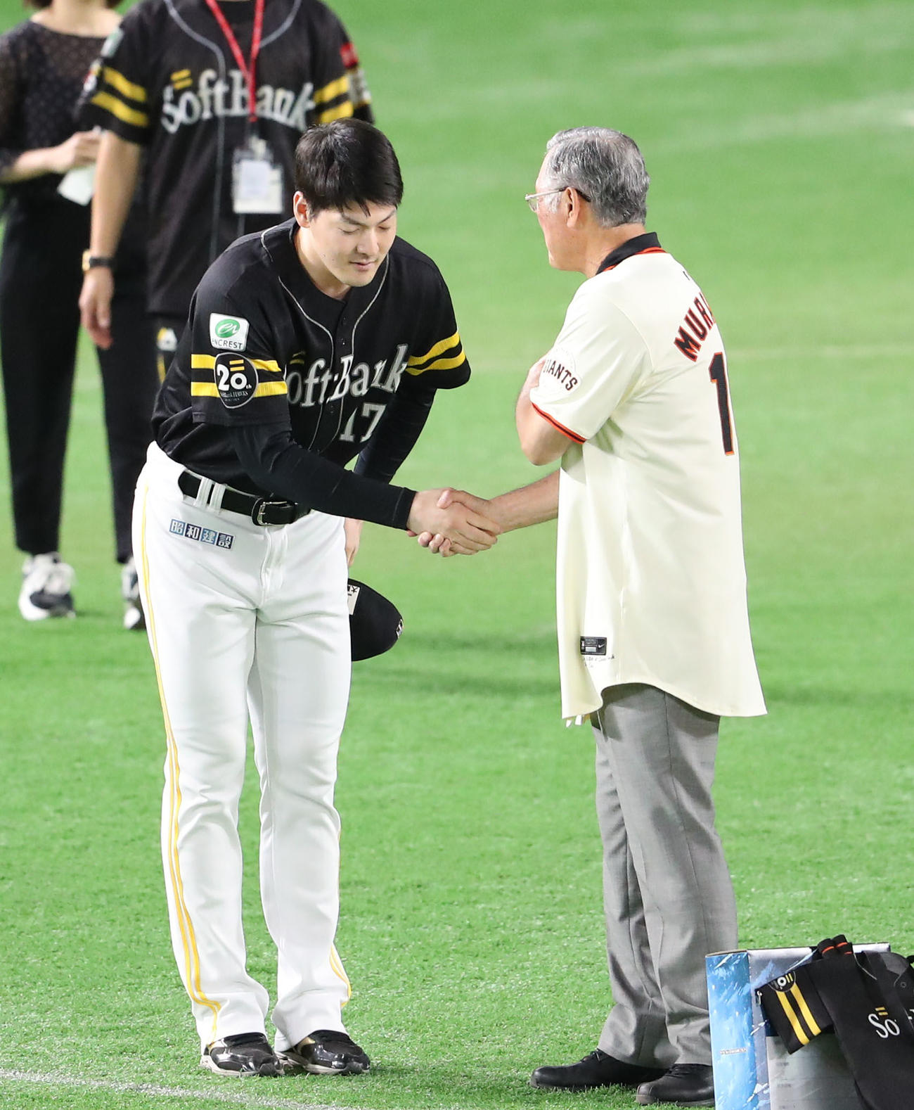 ソフトバンク対巨人　日本人初の大リーガー村上雅則氏にあいさつする先発の有原（撮影・梅根麻紀）