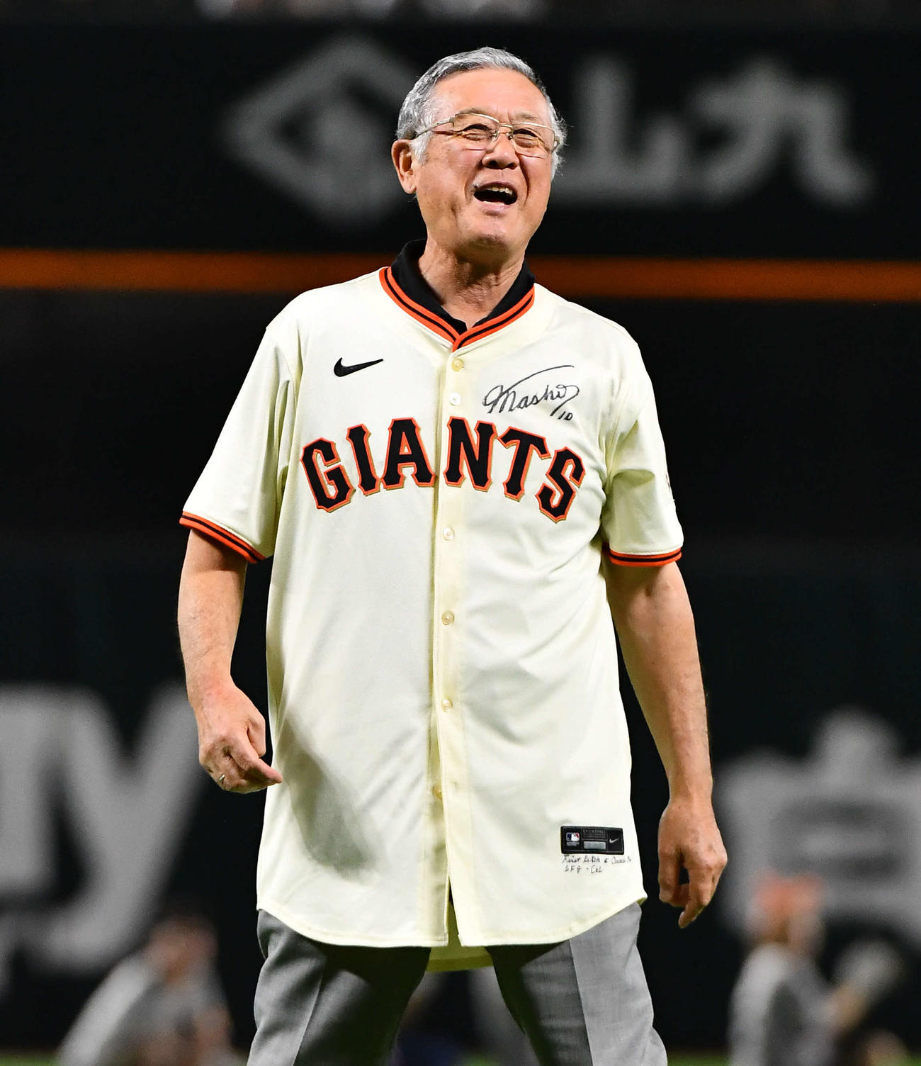 ソフトバンク対巨人　セレモニアルピッチを務めた村上雅則氏（撮影・岩下翔太）