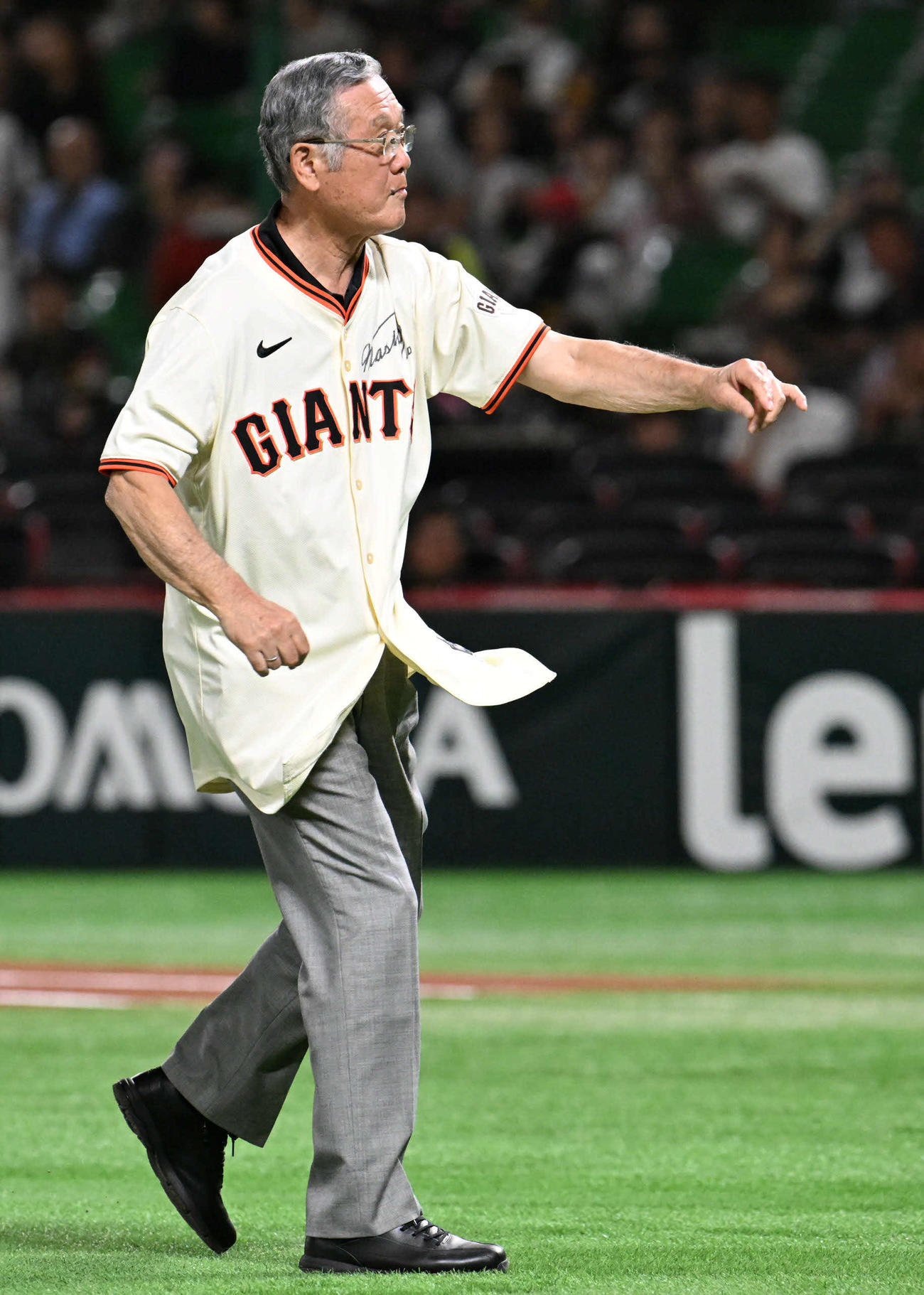 ソフトバンク対読売　セレモニアルピッチでボールを投げる村上雅則（撮影・林敢治）
