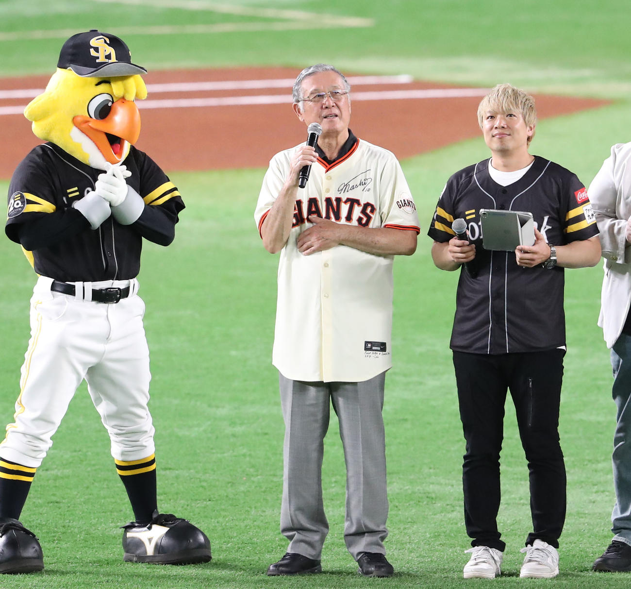 ソフトバンク対巨人　日本人初の大リーガー村上雅則氏（撮影・梅根麻紀）