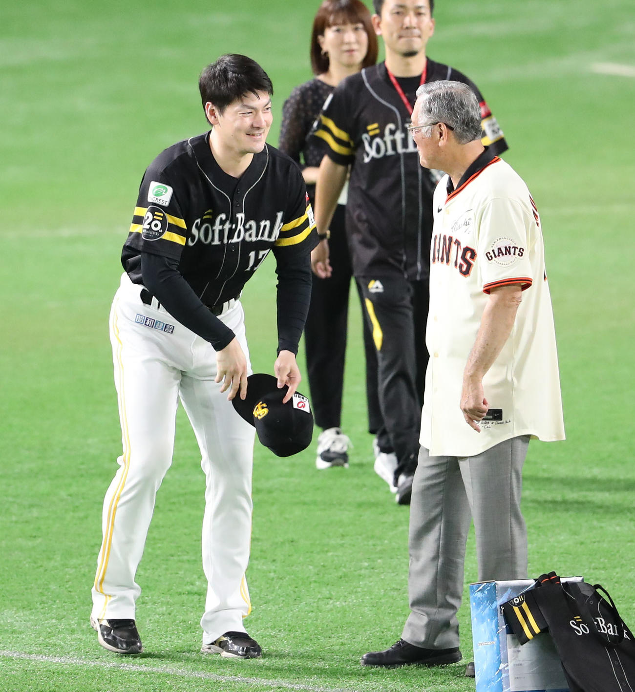 ソフトバンク対巨人　日本人初の大リーガー村上雅則氏にあいさつする先発の有原（撮影・梅根麻紀）