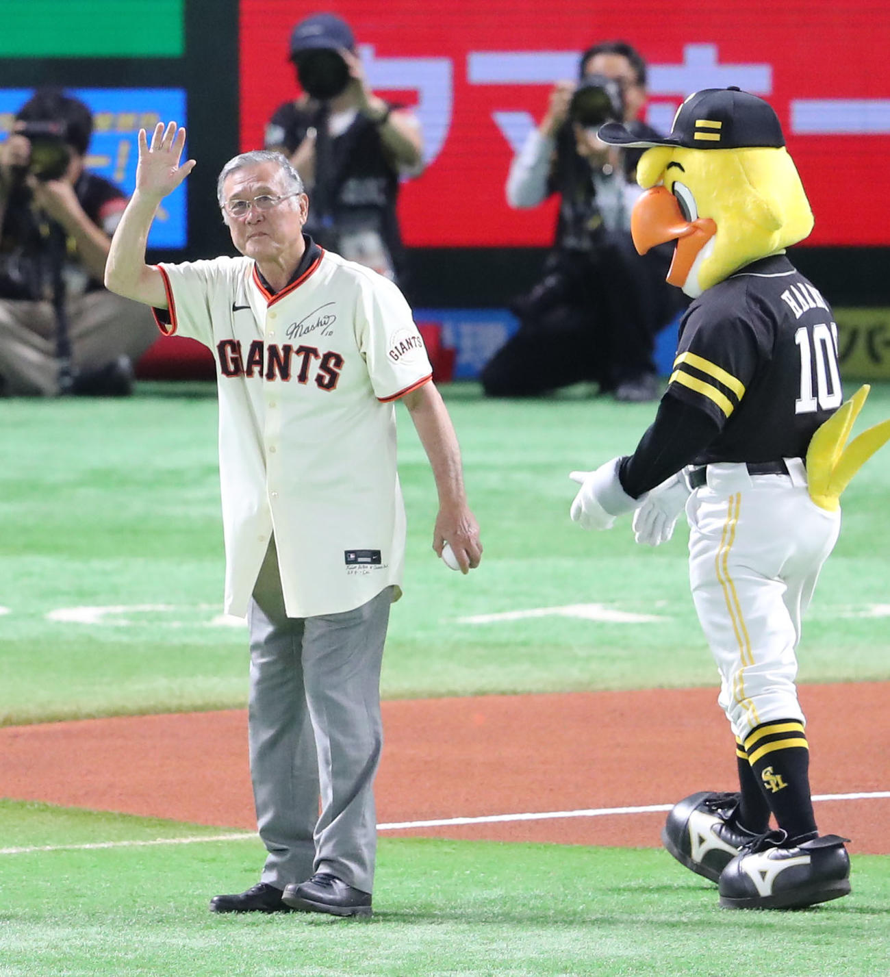 ソフトバンク対巨人　日本人初の大リーガー村上雅則氏（撮影・梅根麻紀）