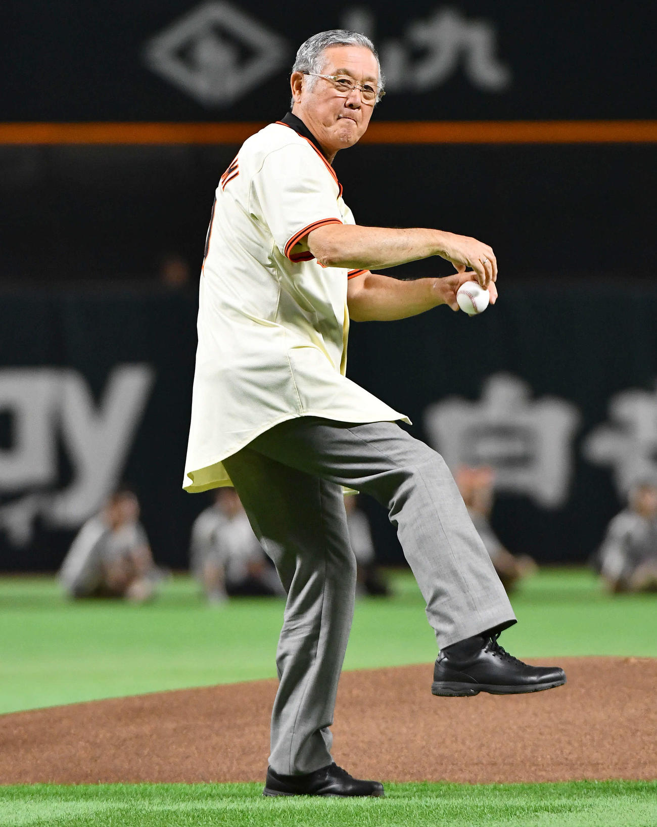 ソフトバンク対巨人　セレモニアルピッチを務めた村上雅則氏（撮影・岩下翔太）