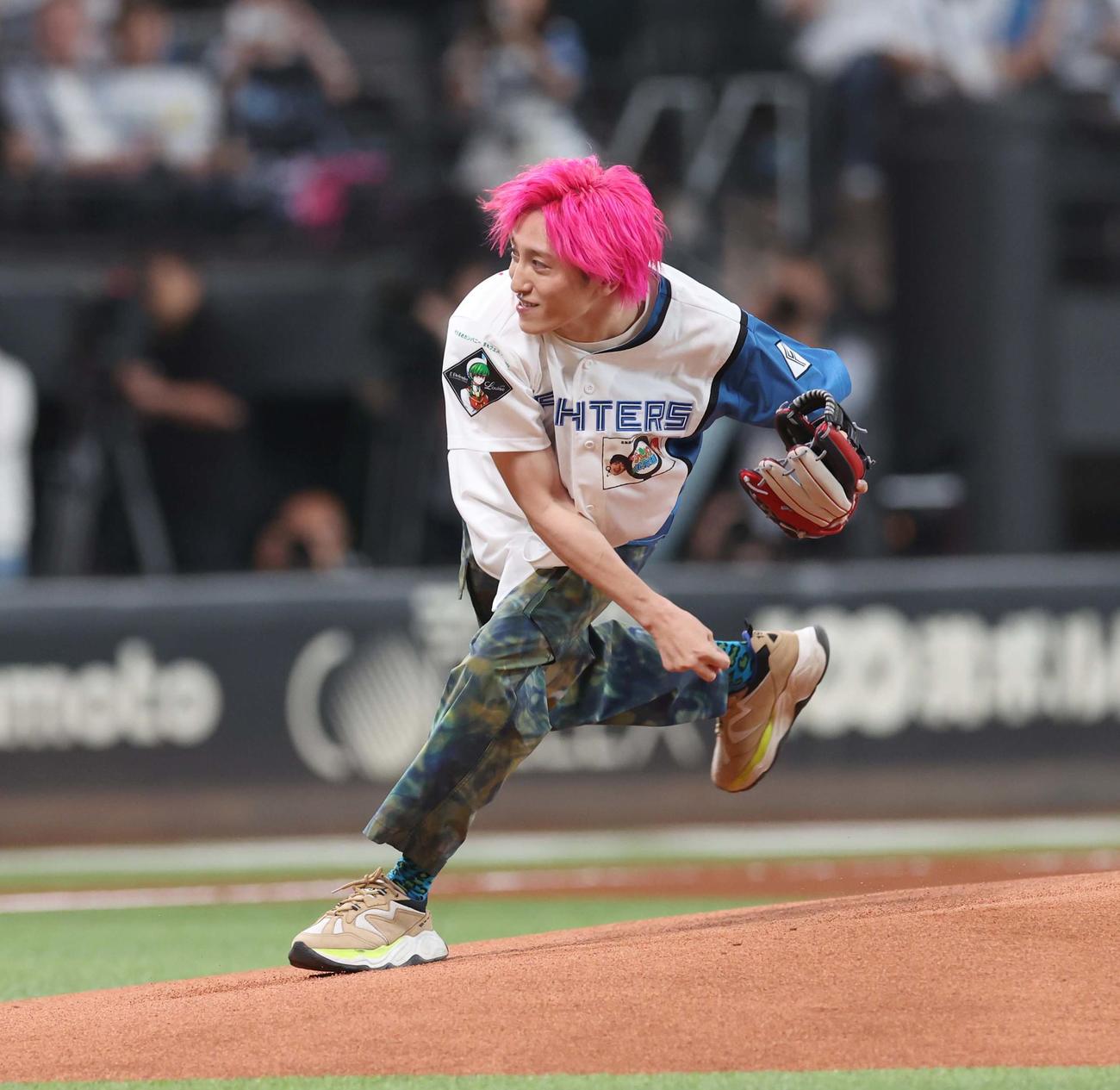 日本ハム対ヤクルト　始球式で滑り転倒する兼近（撮影・黒川智章）