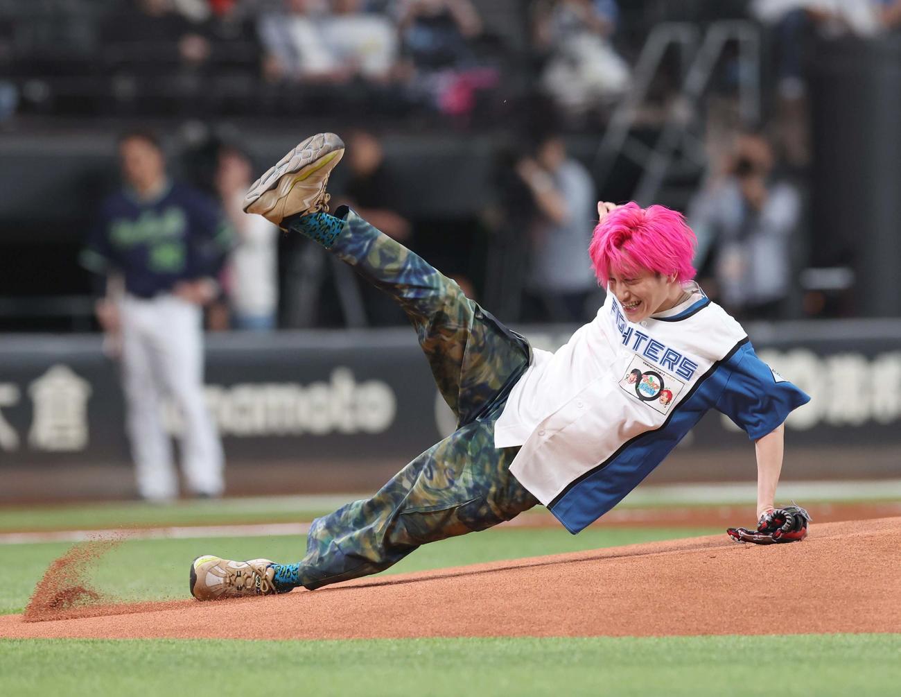 日本ハム対ヤクルト　始球式で滑り転倒する兼近（撮影・黒川智章）