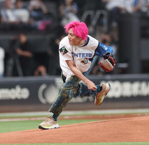 日本ハム】EXIT兼近大樹が平謝り…始球式で勢い余ってマウンド上で