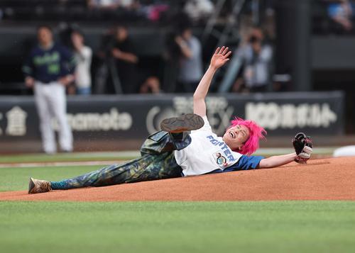 日本ハム】EXIT兼近大樹が平謝り…始球式で勢い余ってマウンド上で