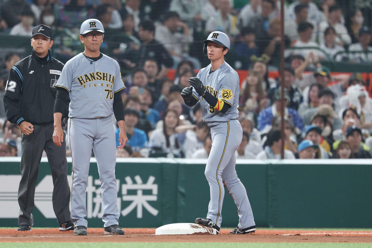 西武対阪神　1回表阪神1死二塁、三塁盗塁を決めた近本（撮影・宮地輝）