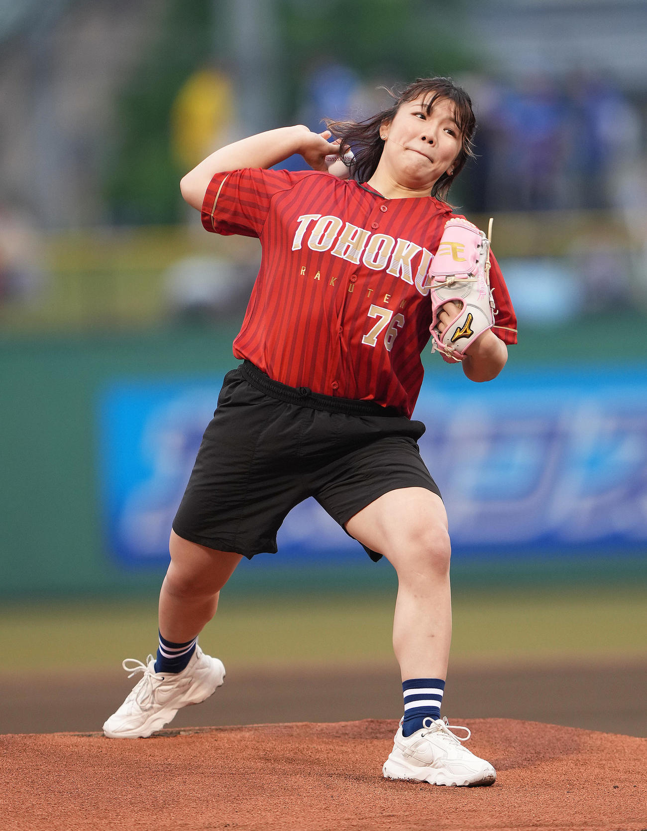 楽天対中日　セレモニアルピッチを行った山形市出身で女子レスリングの鏡（撮影・足立雅史）