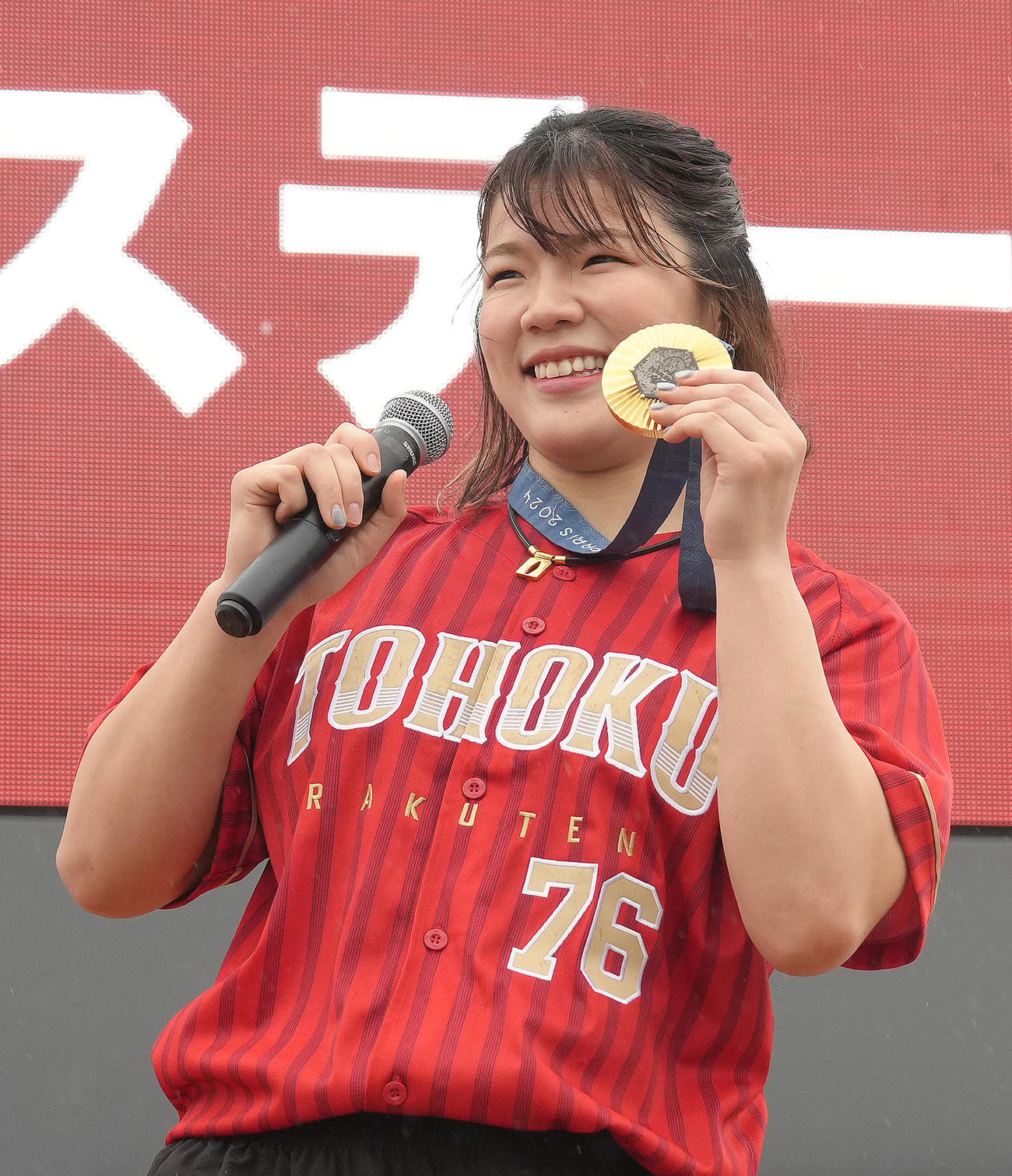 試合前、トークステージを行い、山形のファンにパリ五輪の金メダルを披露した女子レスリングの鏡（撮影・足立雅史）