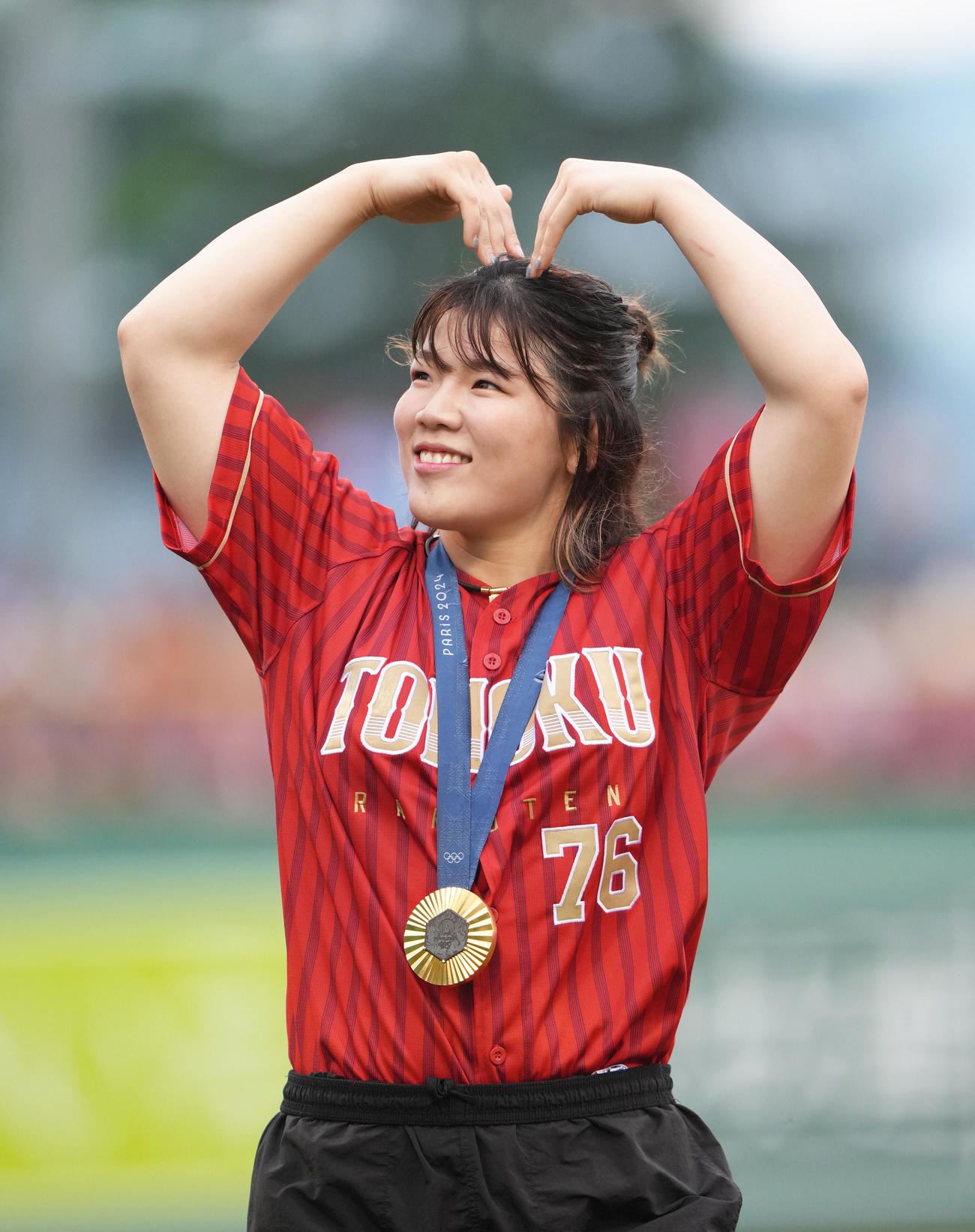 楽天対中日　試合前、スタンドのファン笑顔を見せる女子レスリングの鏡（撮影・足立雅史）
