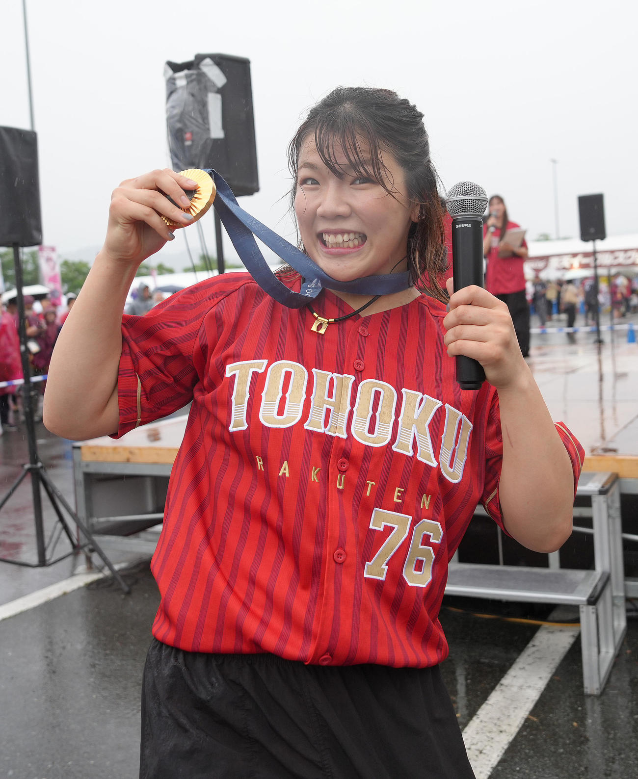試合前、トークステージを行い、山形のファンにパリ五輪の金メダルを披露した女子レスリングの鏡（撮影・足立雅史）