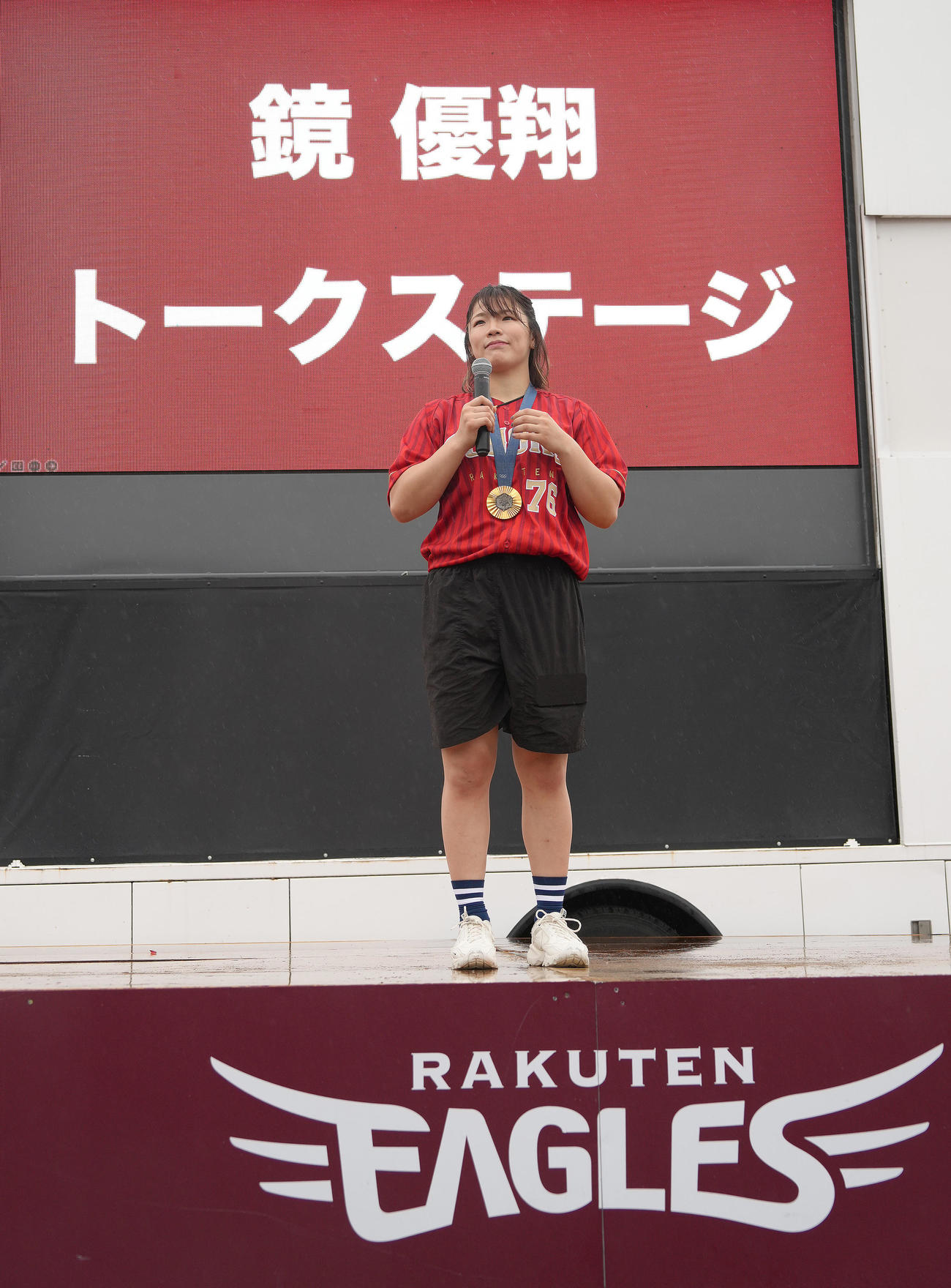 試合前、トークステージを行った女子レスリングの鏡（撮影・足立雅史）