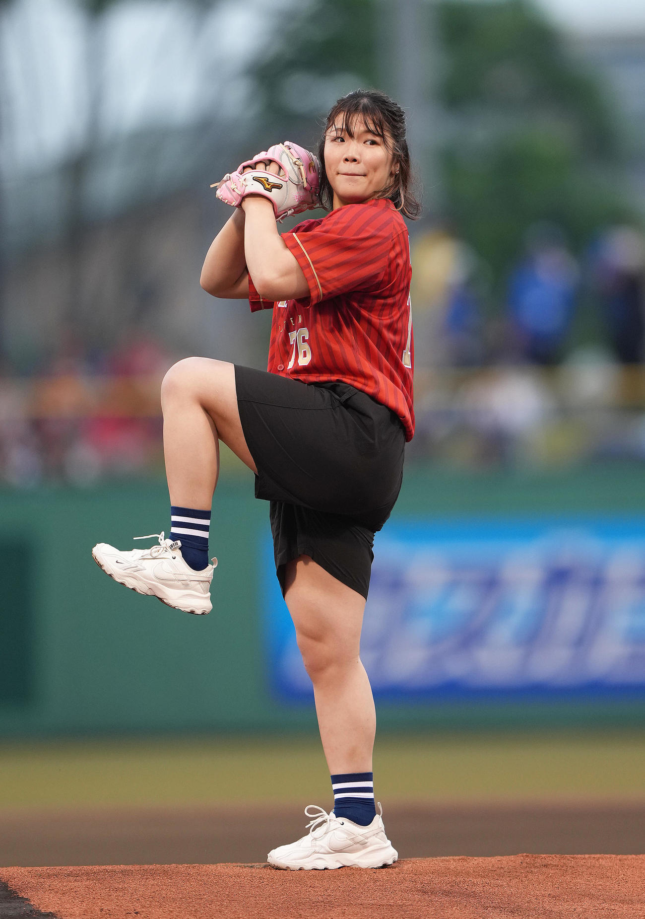 楽天対中日　セレモニアルピッチを行った山形市出身で女子レスリングの鏡（撮影・足立雅史）