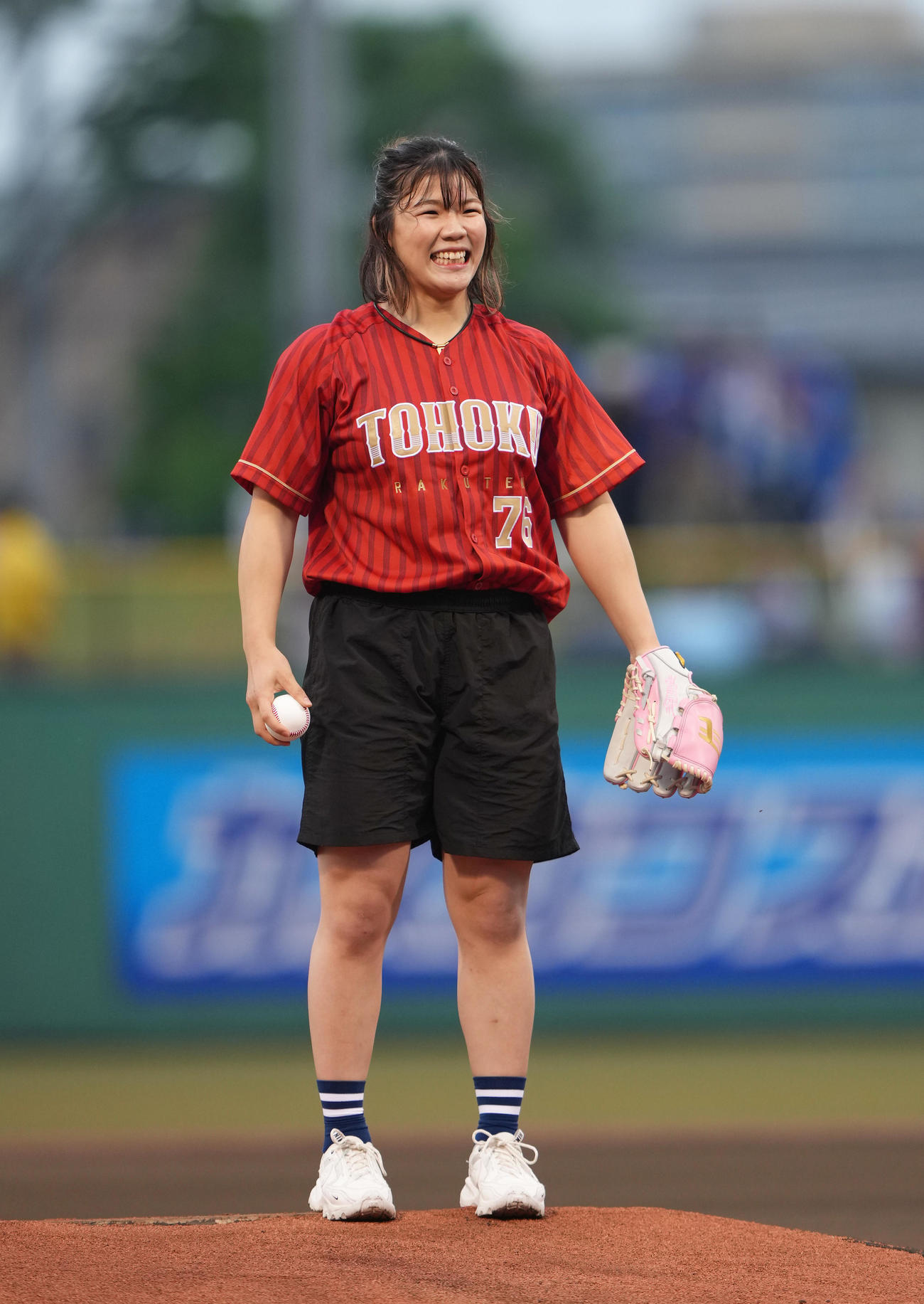 楽天対中日　セレモニアルピッチを行った山形市出身で女子レスリングの鏡（撮影・足立雅史）