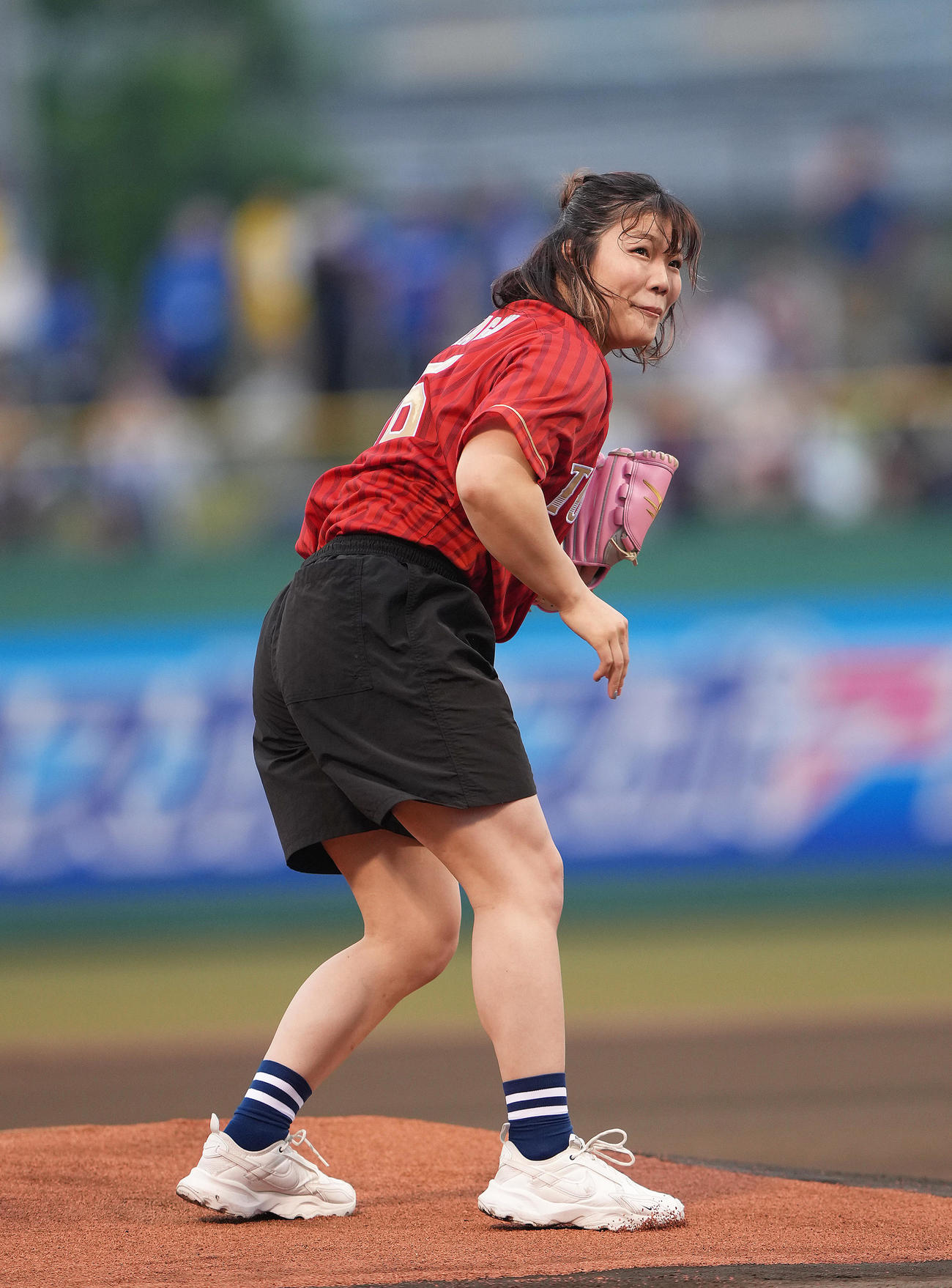 楽天対中日　セレモニアルピッチを行った山形市出身で女子レスリングの鏡（撮影・足立雅史）