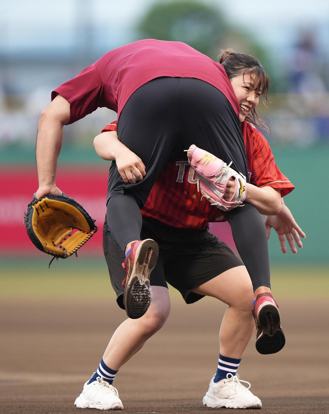 楽天対中日　セレモニアルピッチを終え笑顔を見せる女子レスリングの鏡（撮影・足立雅史）