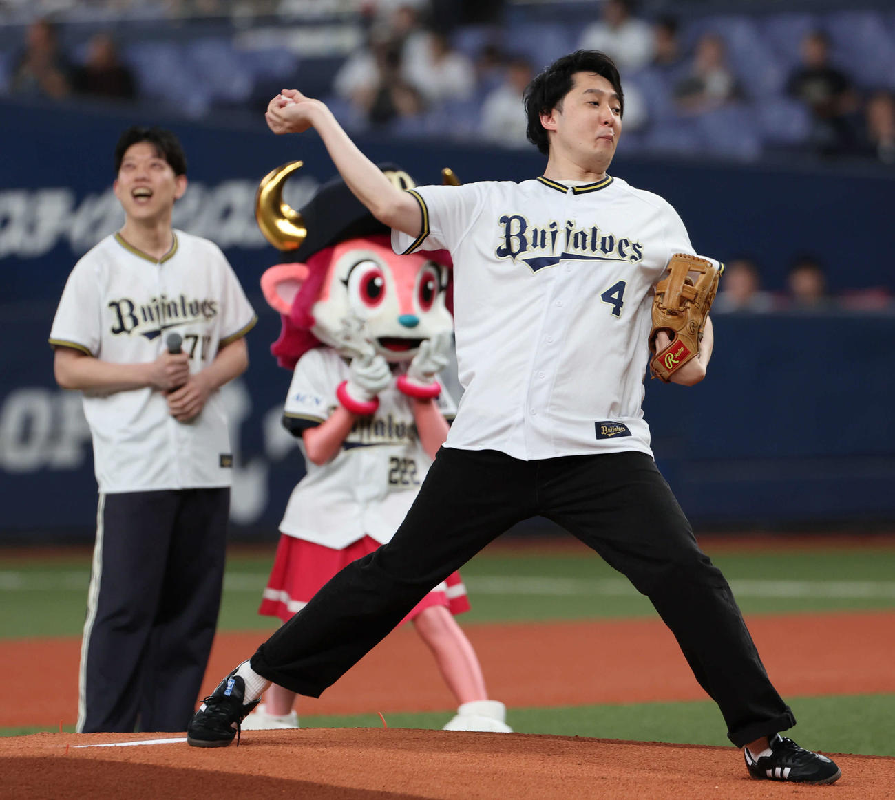 オリックス対DeNA　特別始球式に登板したお笑いコンビ滝音の秋定遼太郎。左は相方のさすけ（撮影・西尾就之）