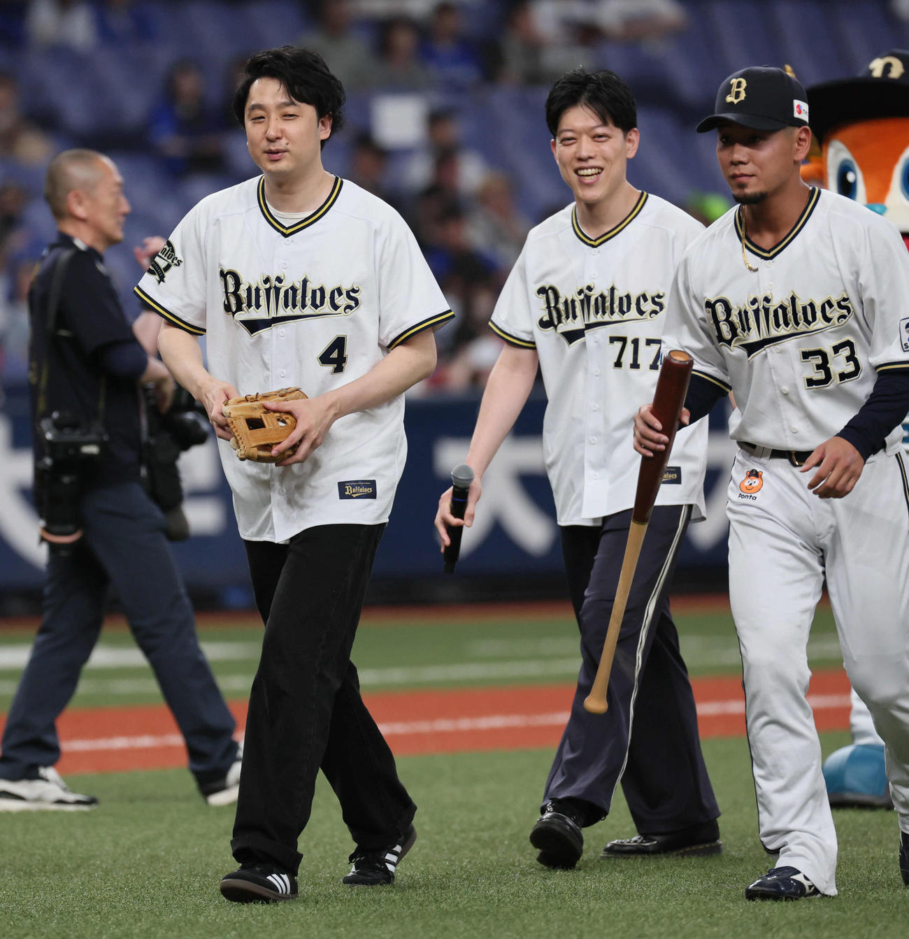 オリックス対DeNA　特別始球式を務めた滝音の秋定遼太郎（左）とさすけ（撮影・宮崎幸一）