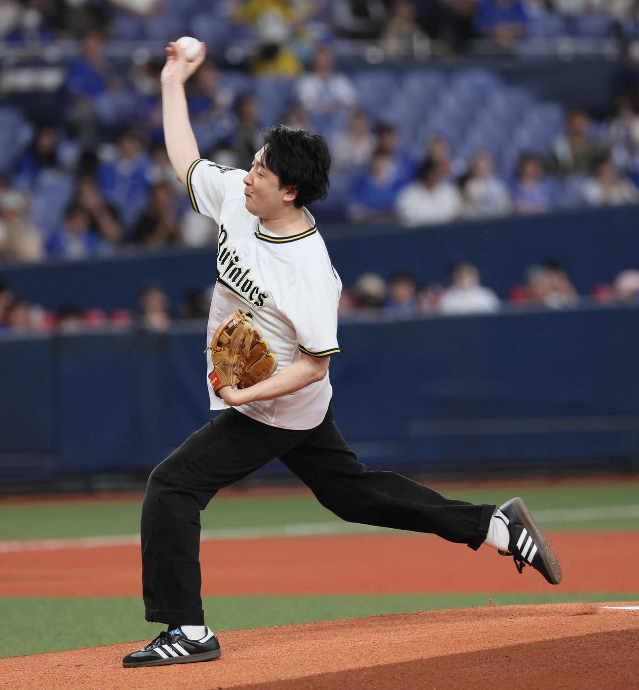 オリックス対DeNA　特別始球式を務めた滝音の秋定遼太郎（撮影・宮崎幸一）
