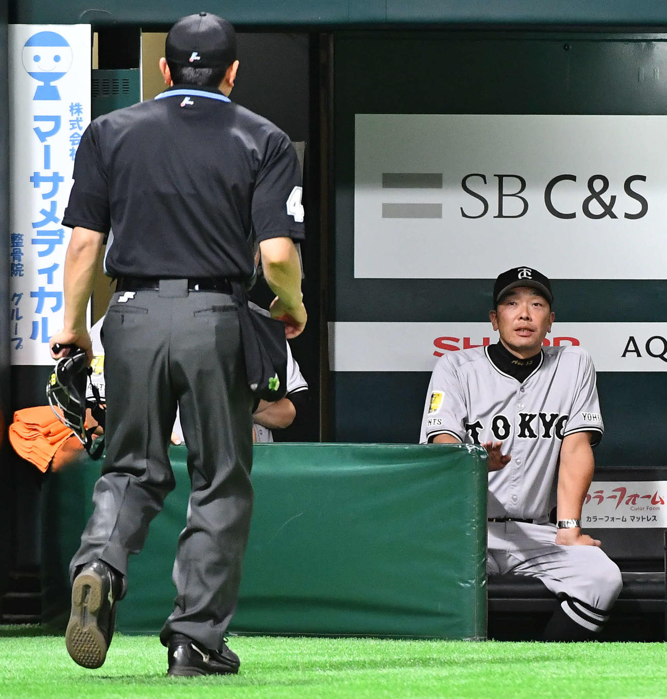 ソフトバンク対巨人　2回裏開始前、球場で発生した音声トラブルの説明を受ける巨人阿部監督（撮影・岩下翔太）